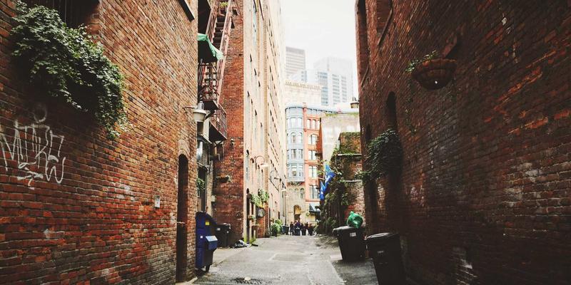 时尚女装前景解析：服装批发市场的新机遇与女性时装采购趋势