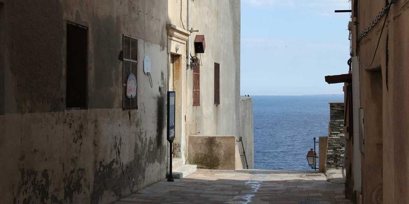 时尚女装批发采购全攻略：掌握三大关键，精准捕获潮流服饰商机