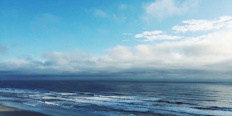 服装批发新趋势：揭秘潮流服饰一衣多穿的开发逻辑，从通勤到约会无缝切换