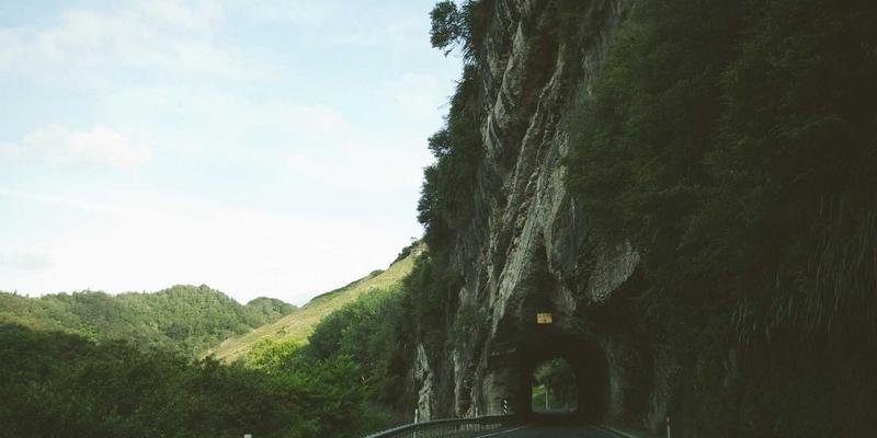 经典基础款女装再设计：批发采购中如何通过细节打造时尚爆款