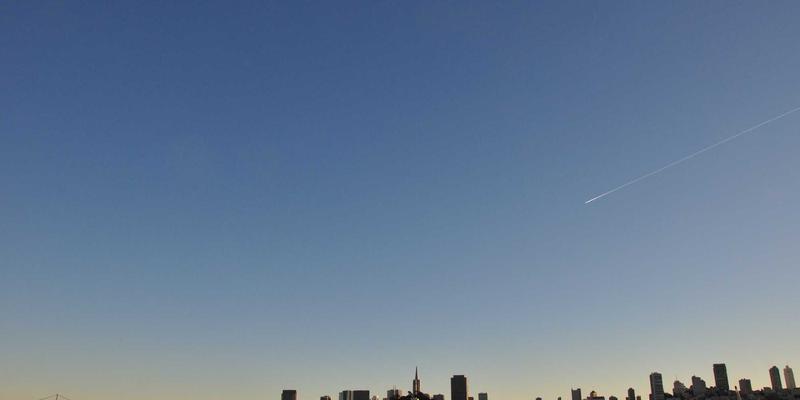 轻户外女装批发采购指南：融合露营与都市生活的多功能时装趋势