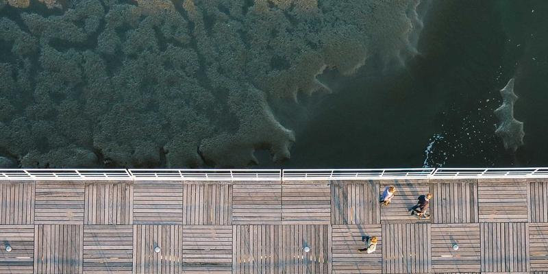轻熟龄职场女性通勤穿搭指南：如何从服装批发源头挑选显气质又不失专业的女性时装